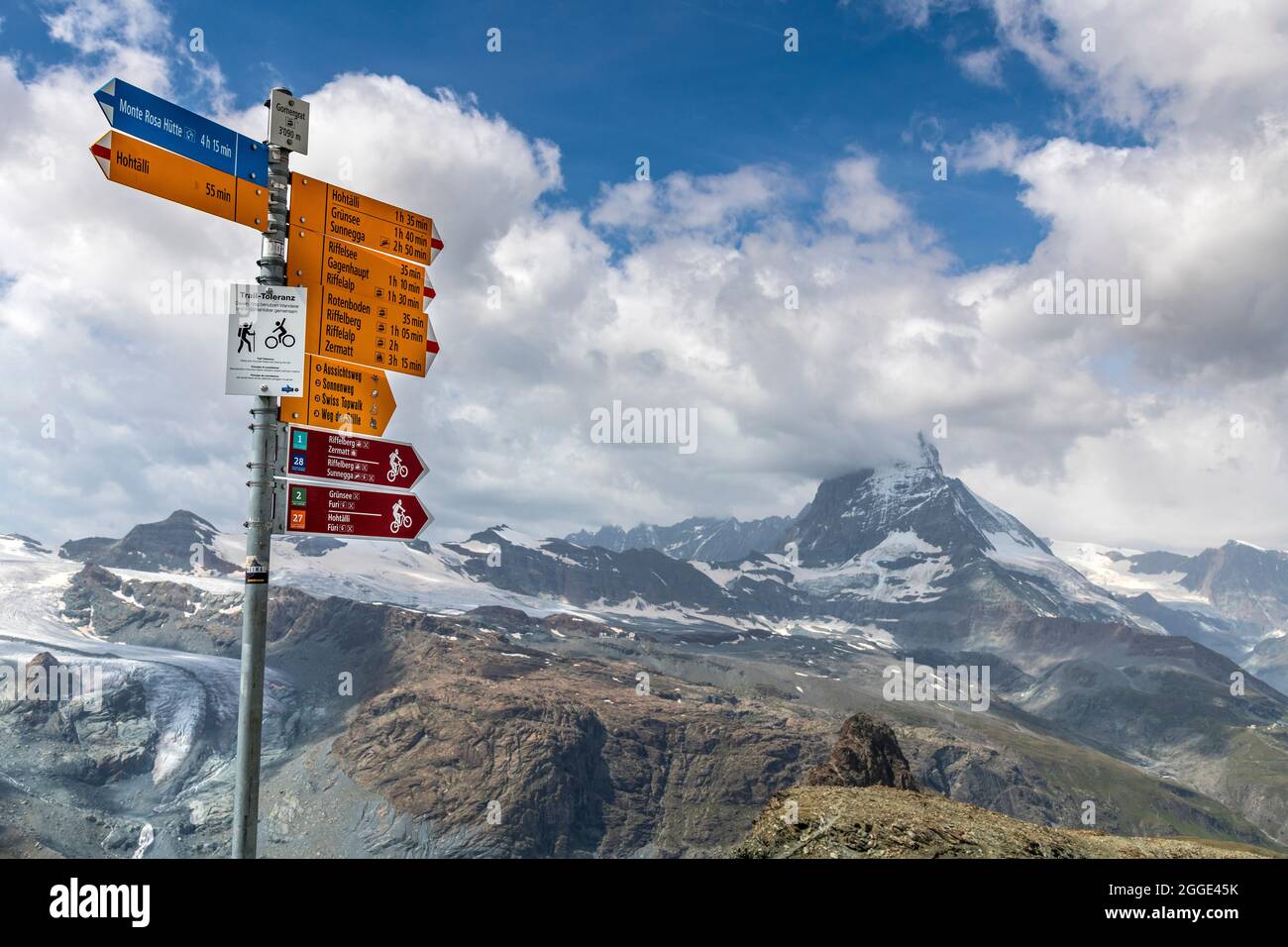 Des sentiers de randonnée pédestre indiquent Matterhorn en arrière-plan, Zermatt, Valais, Suisse Banque D'Images