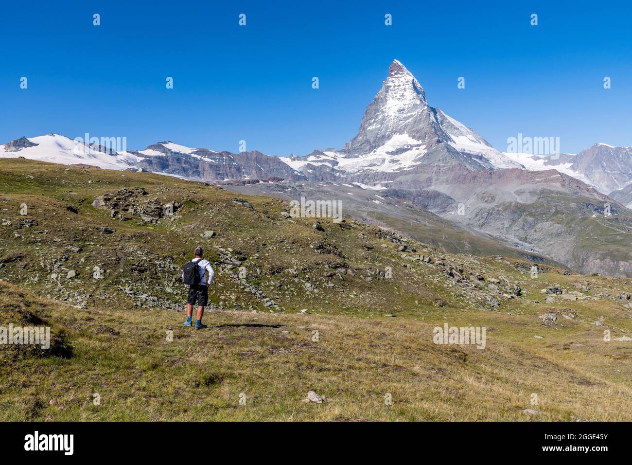 Homme de race caucasienne regardant le Cervin, Zermatt, Valais, Suisse Banque D'Images