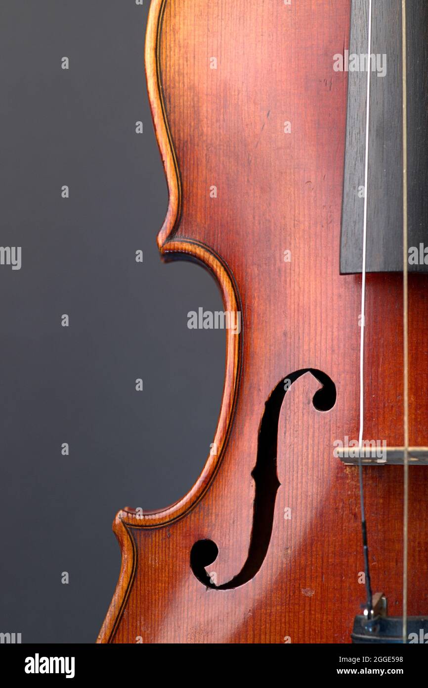 Allemagne. 31 juillet 2021. Un vieux violon avec de légères rayures et des dommages avec le trou F coupé sur un fond neutre et sombre. Credit: dpa/Alay Live News Banque D'Images