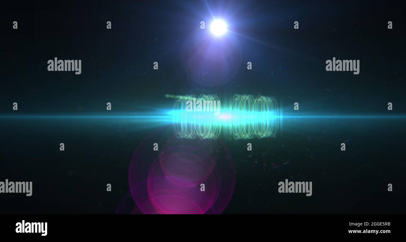 Spot de lumière et traînée de lumière sur fond noir Banque D'Images