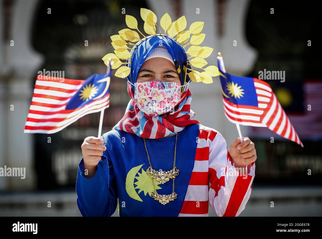 Kuala Lumpur, Malaisie. 31 août 2021. Une femme a vu tenir des drapeaux malaisiens lors des célébrations de la 64e Journée nationale à Kuala Lumpur.la Malaisie célébrant chaque année son 64ème jour de l'indépendance le 31 août, elle commémore la Déclaration d'indépendance de la Malaisie du 31 août 1957. Crédit : SOPA Images Limited/Alamy Live News Banque D'Images