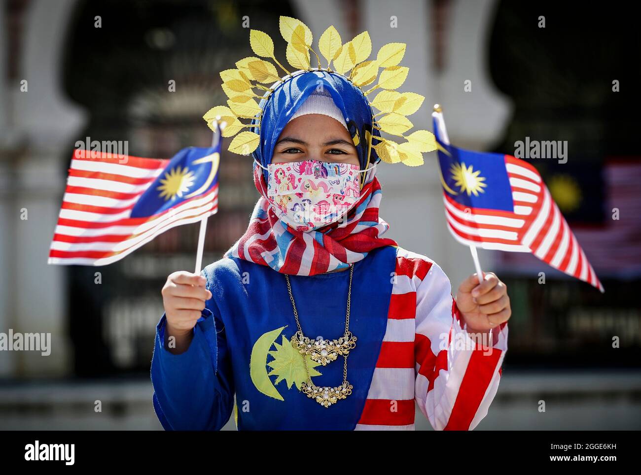 Kuala Lumpur, Malaisie. 31 août 2021. Une femme a vu tenir des drapeaux malaisiens lors des célébrations de la 64e Journée nationale à Kuala Lumpur.la Malaisie célébrant chaque année son 64ème jour de l'indépendance le 31 août, elle commémore la Déclaration d'indépendance de la Malaisie du 31 août 1957. (Photo de Wong Fok Loy/SOPA Images/Sipa USA) Credit: SIPA USA/Alay Live News Banque D'Images