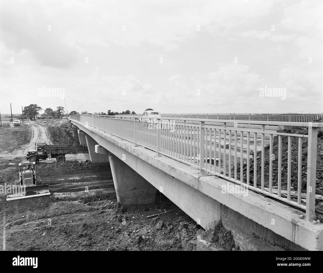 Vue de la construction de la section B de l'autoroute Birmingham-Preston (M6), montrant un camion à benne basculante Euclid sous la structure 326, le pont sur Eccleshall Road entre Stone et Eccleshall. Cette image a été cataloguée dans le cadre du projet Breaking New Ground en partenariat avec la John Laing Charitable Trust en 2019-20. Banque D'Images
