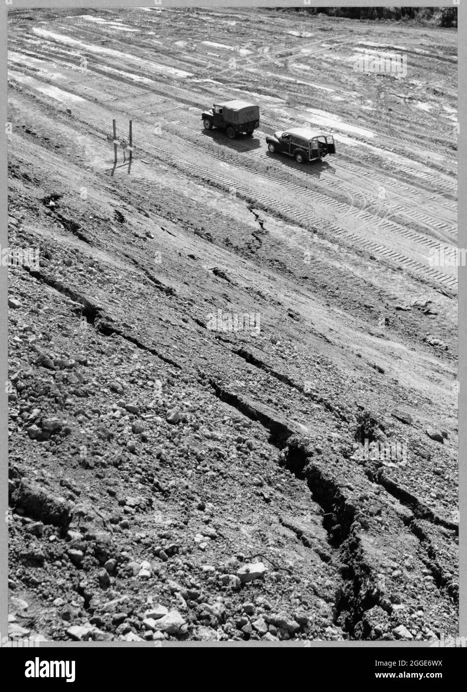 Vue sur la construction de la section D2 de l'autoroute Birmingham-Preston (M6), montrant le début d'un glissement de terrain dans une rive de 40 pieds de haut à Walton's Wood près de Madeley Heath. Les travaux sur l'autoroute de Birmingham à Preston (M6), entre les jonctions J13 à J16, ont commencé en juin 1960 et ont été réalisés par John Laing Construction Ltd. Cette section de Walton's Wood a présenté des problèmes géologiques à l'équipe de construction avec un remblai en panne lorsque de graves glissements se sont produits en 1961. En octobre 1963, les travaux de réparation sur le remblai étaient terminés. Banque D'Images
