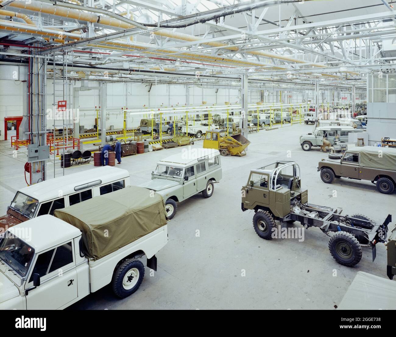 Vue d'ensemble des véhicules fabriqués à l'intérieur de l'usine Land Rover de Solihull après des travaux de rénovation sur le site. Une équipe de la région des Midlands de Laing a commencé ses travaux en décembre 1981 sur un contrat de rénovation d'une partie de l'usine Land Rover de Solihull. Des travaux ont été effectués dans deux blocs d'usine et un large éventail de nouvelles installations ont dû être installées, y compris des zones d'inspection, des chemins de roulement, des zones de rectification pour la peinture et une zone de cirage. Au cours du programme de rénovation, les entrées du bâtiment ont été agrandies pour permettre l'accès à une grande usine, les travaux de toiture ont été renforcés et un pont bailey Banque D'Images