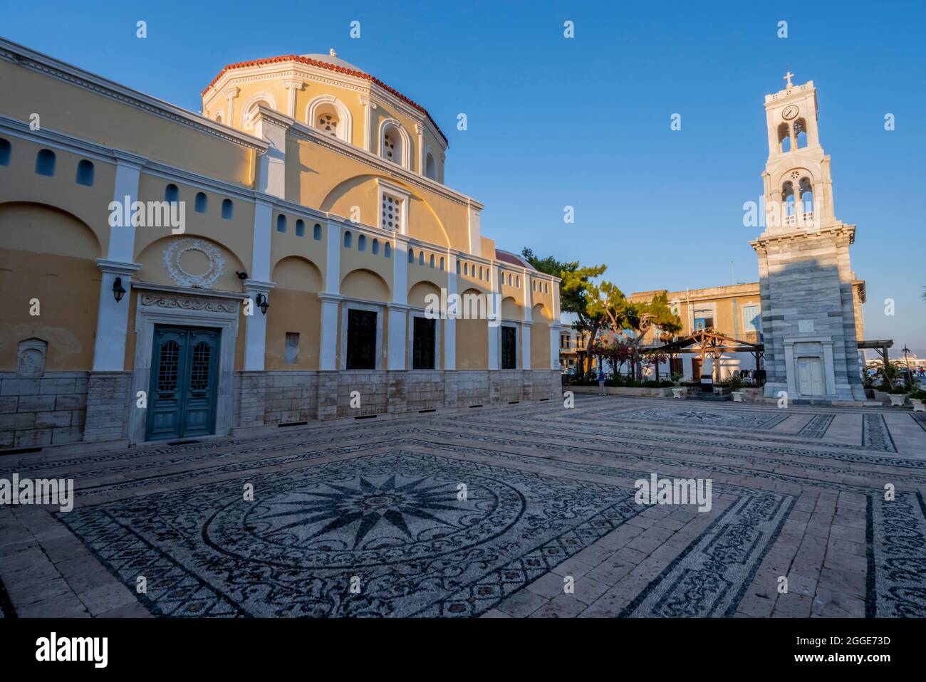 Église orthodoxe grecque, place ornée, Église Sainte-Métropolitaine, Kalymnos, Dodécanèse, Grèce Banque D'Images