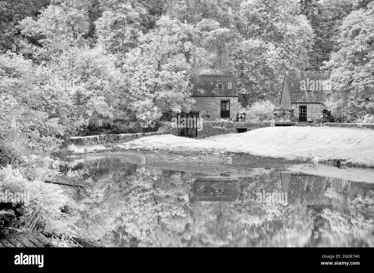 Image infrarouge, moulin, moulin, Milin Traou Morvan, Vallée du Leguer, rivière de poissons migrateurs, Tonquedec, Côtes-d'Armor, Bretagne, France Banque D'Images