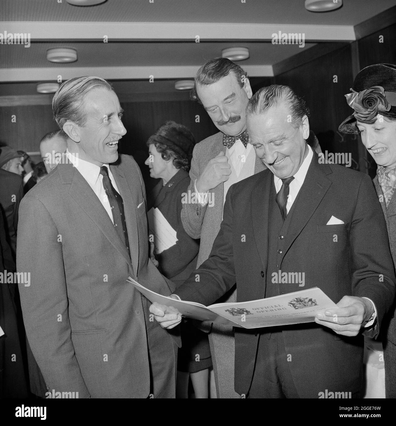 William Kirby Laing avec la RT. L'honorable Ernest Marples, ministre des Transports, lors de la cérémonie d'ouverture d'un tronçon de l'autoroute M6 à travers le nord du Staffordshire et le Cheshire qui s'est tenue à Knutsford. Cette photographie provient d'un lot enregistré dans le registre négatif comme ayant été pris à Knutsford. Cependant, en décembre 1963, dans le bulletin mensuel de Laing 'Team Spirit', la photographie apparaît avec un article indiquant qu'une brève cérémonie s'est déroulée dans la région de Keele Service où un film a été présenté au Président du Conseil du comté de Staffordshire. Cela a précédé l'ouverture officielle, un peu plus Banque D'Images
