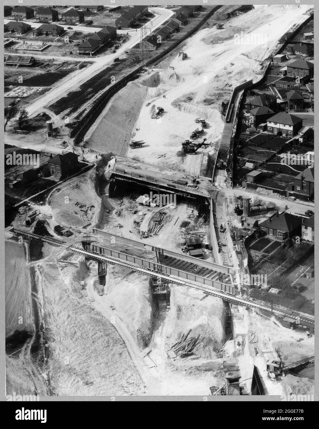 Vue aérienne de l'autoroute de Londres à Yorkshire (M1) en construction, montrant le pont ferroviaire de Luton à Dunstable en premier plan et le pont qui prend Bradley Road au-dessus de la M1 derrière. Le pont ferroviaire de Luton à Dunstable était connu sous le nom de structure 9, et le pont du chemin Bradley sous le nom de structure 11. Banque D'Images