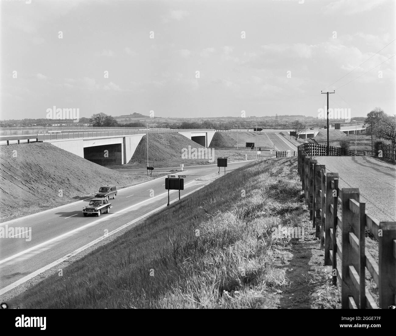 Vue vers le sud sur le côté ouest de la jonction Stafford Nord (sortie 14) sur la section A de l'autoroute Birmingham-Preston (M6). Les travaux sur l'autoroute Birmingham-Preston (M6), entre les jonctions J13 et J16, ont commencé en juin 1960 et ont été réalisés par John Laing Construction Ltd., Section A, sur une longueur de 51/4 milles entre Dunston et Whitgreave. Banque D'Images