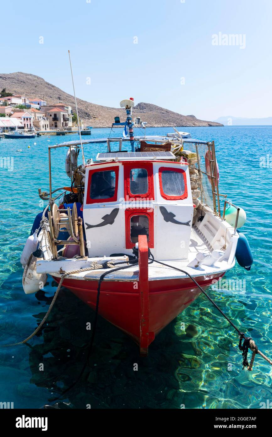 Bateau de pêche dans le port de Halki avec eau turquoise, Halki, Dodécanèse, Grèce Banque D'Images