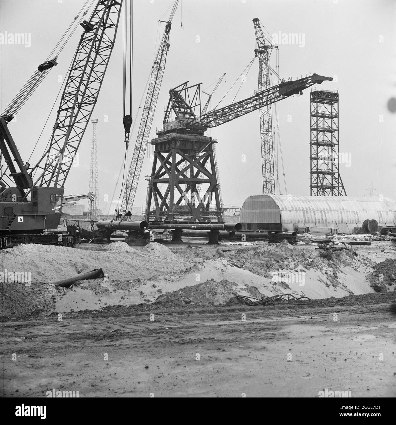 Vue d'ensemble des grues en service à Graythorp. Au début des années 1970, Laing pipelines Offshore a construit le chantier de fabrication Graythorp et le quai sec sur le site de l'ancien chantier naval William Gray. L'entreprise a créé un quai sec qui a été utilisé pour la construction de plates-formes fixes de forage en mer du Nord pour le projet pétrolier BP en mer du Nord. En 1972, un millier d'hommes travaillaient sur place pour construire une structure tubulaire qui soumettrait un engin de forage en mer du Nord destiné à l'Oilfield des Forties. Les grues sur place à Graythorp comprenaient deux grues Revolver 509, capables de soulever 813 tonnes, et six Banque D'Images