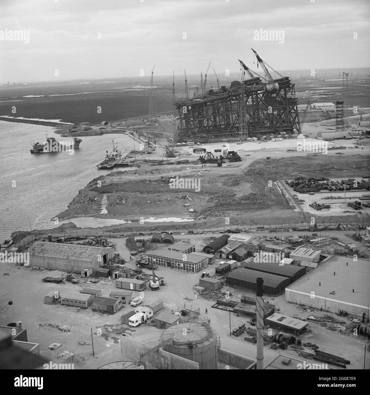 Vue plongeante de la plate-forme pétrolière Graythorp I située sur le côté du bassin sec de Graythorp. Au début des années 1970, Laing pipelines Offshore a construit le chantier de fabrication Graythorp et le quai sec sur le site de l'ancien chantier naval William Gray. L'entreprise a créé un quai sec qui a été utilisé pour la construction de plates-formes fixes de forage en mer du Nord pour le projet pétrolier BP en mer du Nord. Graythorp J'ai eu sa cérémonie de baptême le 4 juin et a été lancé le samedi 29 juin 1974, se dirigeant vers le champ pétrolifère de Forties à 250 miles de distance. Banque D'Images