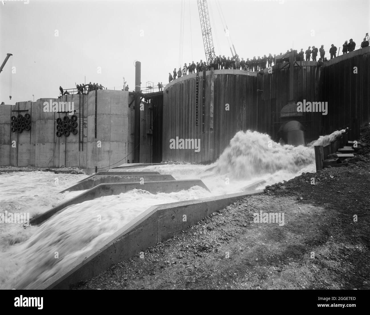 Une vue sur le quai sec de Graythorp pendant l'inondation du bassin, avec une équipe de personnes regardant depuis les portes du quai au-dessus. Au début des années 1970, Laing pipelines Offshore a construit le chantier de fabrication Graythorp et le quai sec sur le site de l'ancien chantier naval William Gray. L'entreprise a créé un quai sec qui a été utilisé pour la construction de plates-formes fixes de forage en mer du Nord pour le projet pétrolier BP en mer du Nord. Graythorp J'ai eu sa cérémonie de baptême le 4 juin et a été lancé le samedi 29 juin 1974, se dirigeant vers le champ des Forties à 250 miles de distance. Banque D'Images