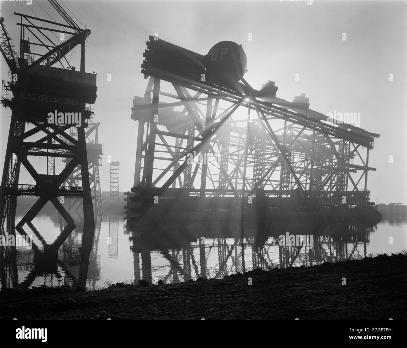 Vue de la plate-forme pétrolière Graythorp I flottant dans le bassin inondé du quai sec de Graythorp. Au début des années 1970, Laing pipelines Offshore a construit le chantier de fabrication Graythorp et le quai sec sur le site de l'ancien chantier naval William Gray. L'entreprise a créé un quai sec qui a été utilisé pour la construction de plates-formes fixes de forage en mer du Nord pour le projet pétrolier BP en mer du Nord. Graythorp J'ai eu sa cérémonie de baptême le 4 juin et a été lancé le samedi 29 juin 1974, se dirigeant vers le champ pétrolifère de Forties à 250 miles de distance. Banque D'Images