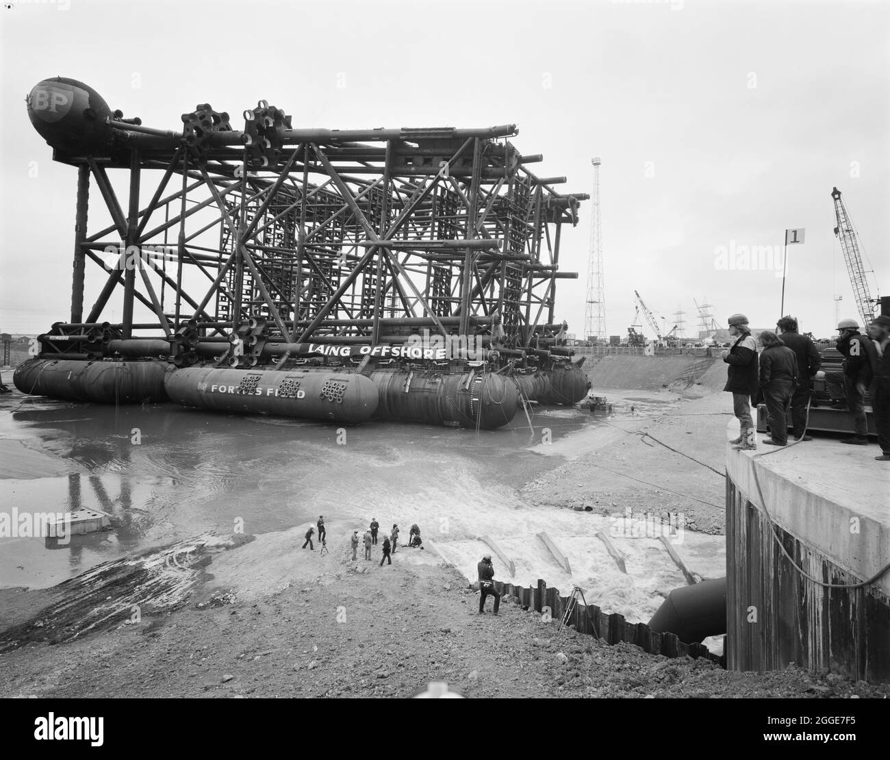 Vue de la plate-forme pétrolière Graythorp I située dans le quai sec de Graythorp pendant l'inondation du bassin. Au début des années 1970, Laing pipelines Offshore a construit le chantier de fabrication Graythorp et le quai sec sur le site de l'ancien chantier naval William Gray. L'entreprise a créé un quai sec qui a été utilisé pour la construction de plates-formes fixes de forage en mer du Nord pour le projet pétrolier BP en mer du Nord. Graythorp J'ai eu sa cérémonie de baptême le 4 juin et a été lancé le samedi 29 juin 1974, se dirigeant vers le champ pétrolifère de Forties à 250 miles de distance. Banque D'Images