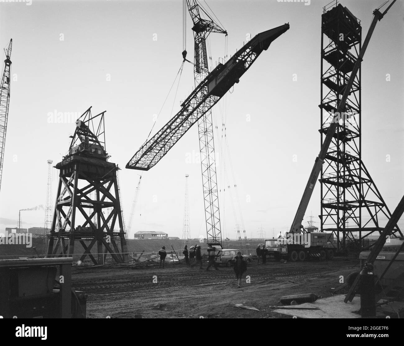 Vue d'ensemble des grues en service à Graythorp. Au début des années 1970, Laing pipelines Offshore a construit le chantier de fabrication Graythorp et le quai sec sur le site de l'ancien chantier naval William Gray. L'entreprise a créé un quai sec qui a été utilisé pour la construction de plates-formes fixes de forage en mer du Nord pour le projet pétrolier BP en mer du Nord. En 1972, un millier d'hommes travaillaient sur place pour construire une structure tubulaire qui soumettrait un engin de forage en mer du Nord destiné à l'Oilfield des Forties. Les grues sur place à Graythorp comprenaient deux grues Revolver 509, capables de soulever 813 tonnes, et six Banque D'Images