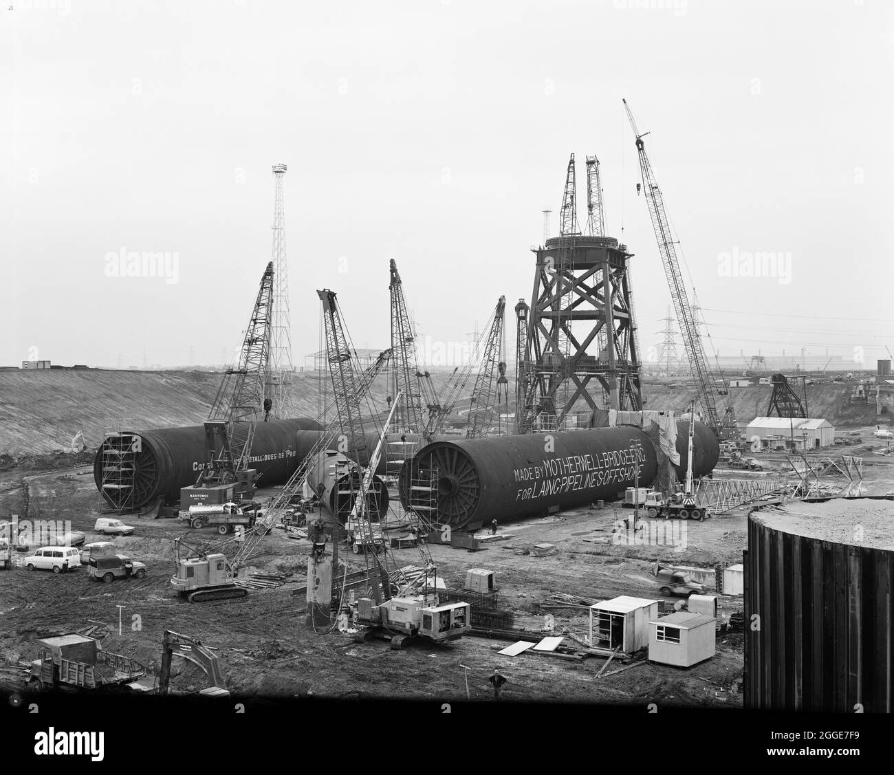 Vue sur le bassin de Graythorp, montrant la fabrication in situ effectuée sur les réservoirs de flottation pour une plate-forme pétrolière. Au début des années 1970, Laing pipelines Offshore a construit le chantier de fabrication Graythorp et le quai sec sur le site de l'ancien chantier naval William Gray. L'entreprise a créé un quai sec qui a été utilisé pour la construction de plates-formes fixes de forage en mer du Nord pour le projet pétrolier BP en mer du Nord. En 1972, un millier d'hommes travaillaient sur place pour construire une structure tubulaire qui soumettrait un engin de forage en mer du Nord destiné à l'Oilfield des Forties. Banque D'Images