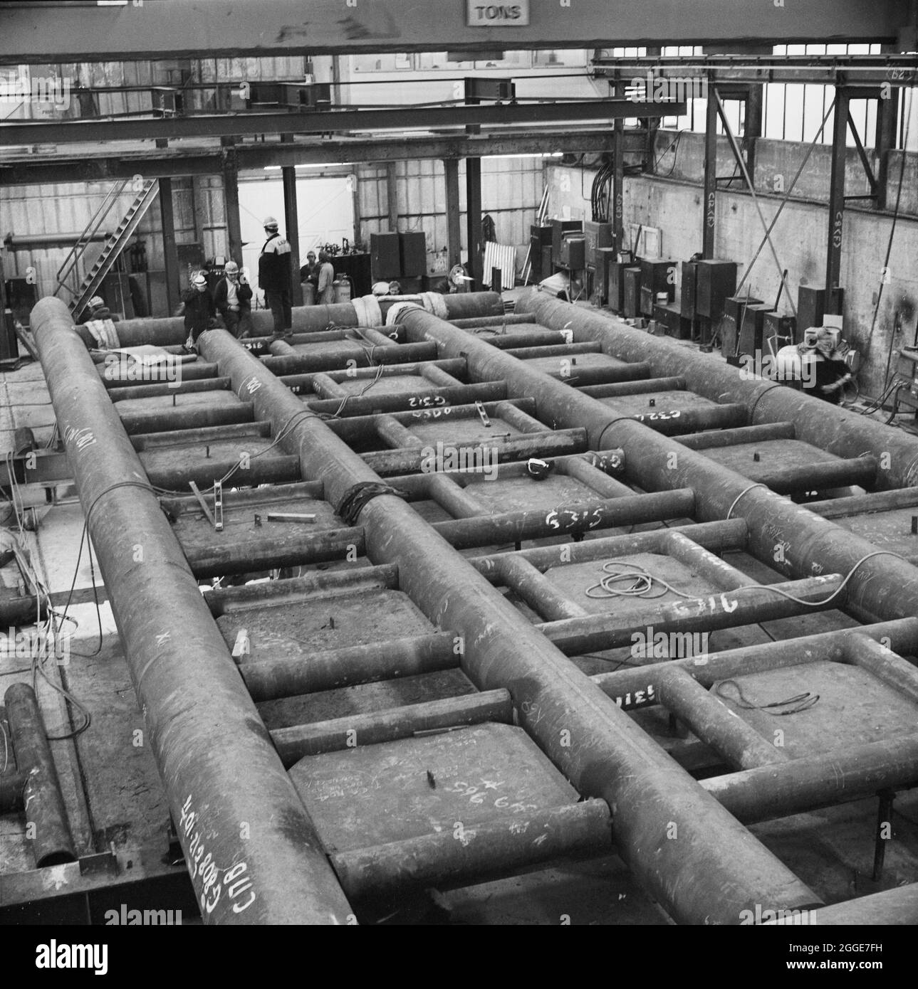 Vue intérieure d'un atelier de fabrication de Graythorp, montrant une partie d'une plate-forme d'huile en cours d'assemblage. Au début des années 1970, Laing pipelines Offshore a construit le chantier de fabrication Graythorp et le quai sec sur le site de l'ancien chantier naval William Gray. L'entreprise a créé un quai sec qui a été utilisé pour la construction de plates-formes fixes de forage en mer du Nord pour le projet pétrolier BP en mer du Nord. En 1972, un millier d'hommes travaillaient sur place pour construire une structure tubulaire qui soumettrait un engin de forage en mer du Nord destiné à l'Oilfield des Forties. Banque D'Images