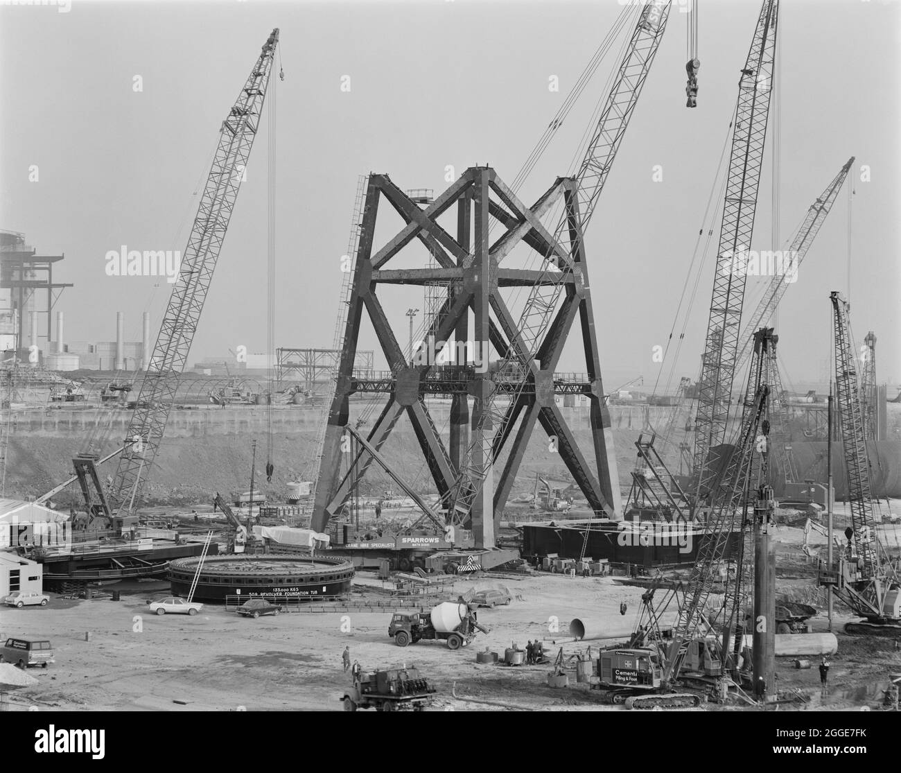 Vue générale des progrès réalisés à Graythorp, montrant une grue Revolver 509 en cours de construction. Au début des années 1970, Laing pipelines Offshore a construit le chantier de fabrication Graythorp et le quai sec sur le site de l'ancien chantier naval William Gray. L'entreprise a créé un quai sec qui a été utilisé pour la construction de plates-formes fixes de forage en mer du Nord pour le projet pétrolier BP en mer du Nord. En 1972, un millier d'hommes travaillaient sur place pour construire une structure tubulaire qui soumettrait un engin de forage en mer du Nord destiné à l'Oilfield des Forties. Banque D'Images