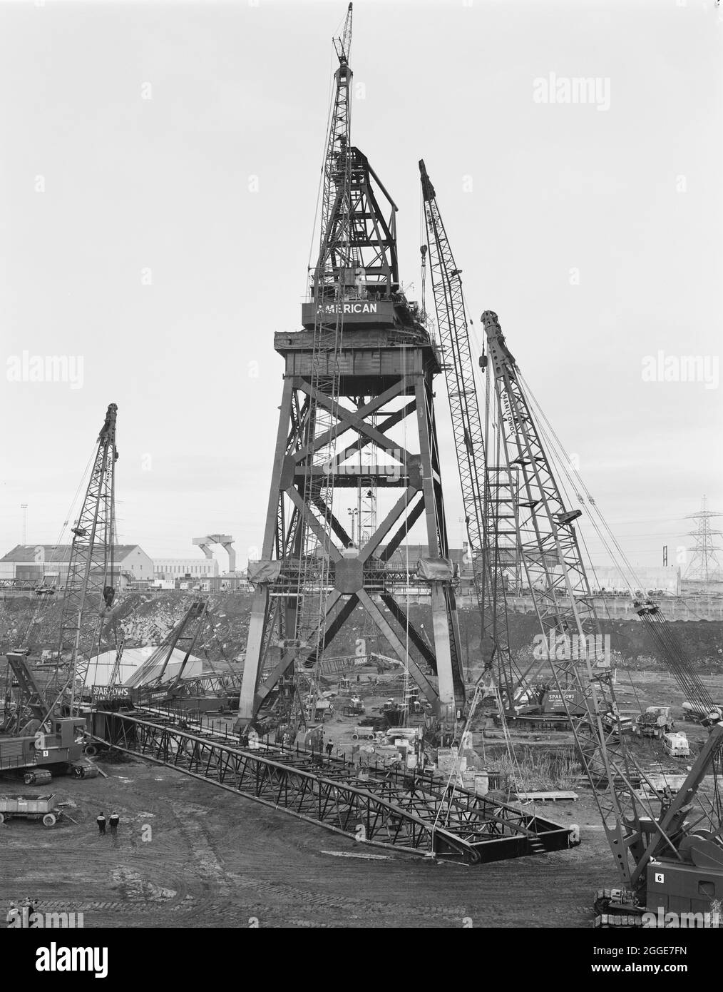 Vue d'un pont roulant qui se déroule à Graythorp. Au début des années 1970, Laing pipelines Offshore a construit le chantier de fabrication Graythorp et le quai sec sur le site de l'ancien chantier naval William Gray. L'entreprise a créé un quai sec qui a été utilisé pour la construction de plates-formes fixes de forage en mer du Nord pour le projet pétrolier BP en mer du Nord. En 1972, un millier d'hommes travaillaient sur place pour construire une structure tubulaire qui soumettrait un engin de forage en mer du Nord destiné à l'Oilfield des Forties. Au centre de cette photo se trouve un statif avec une grue revolver 509 sur le dessus de la plate-forme. Banque D'Images