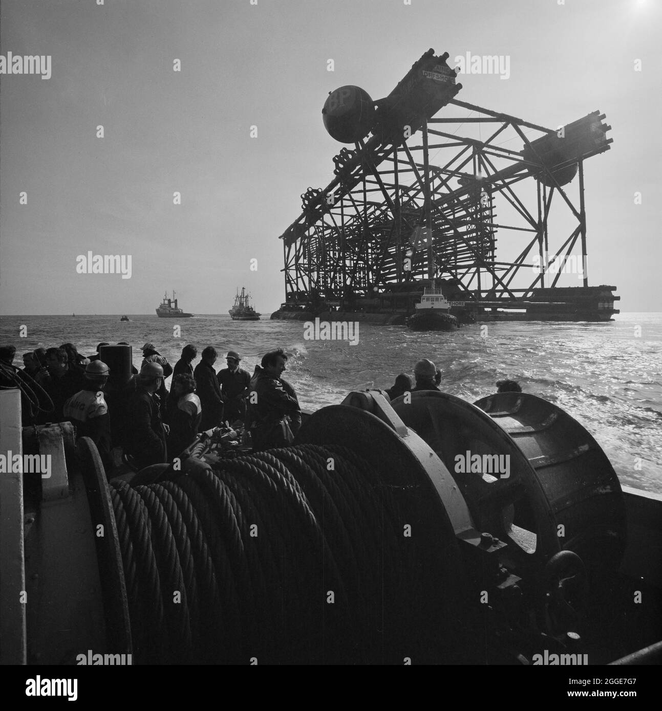 Une vue de la plate-forme pétrolière Graythorp II étant flottant à l'écart de Graythorp, lors de son voyage le long du chenal Seaton en direction de la mer du Nord. Au début des années 1970, Laing pipelines Offshore a construit le chantier de fabrication Graythorp et le quai sec sur le site de l'ancien chantier naval William Gray. L'entreprise a créé un quai sec qui a été utilisé pour la construction de plates-formes fixes de forage en mer du Nord pour le projet pétrolier BP en mer du Nord. La plate-forme pétrolière Graythorp I a été lancée le samedi 29 juin 1974 et le week-end du 14 au 15 juin 1975, Graythorp II a été nommé et floqué hors du bassin vers le bas Banque D'Images