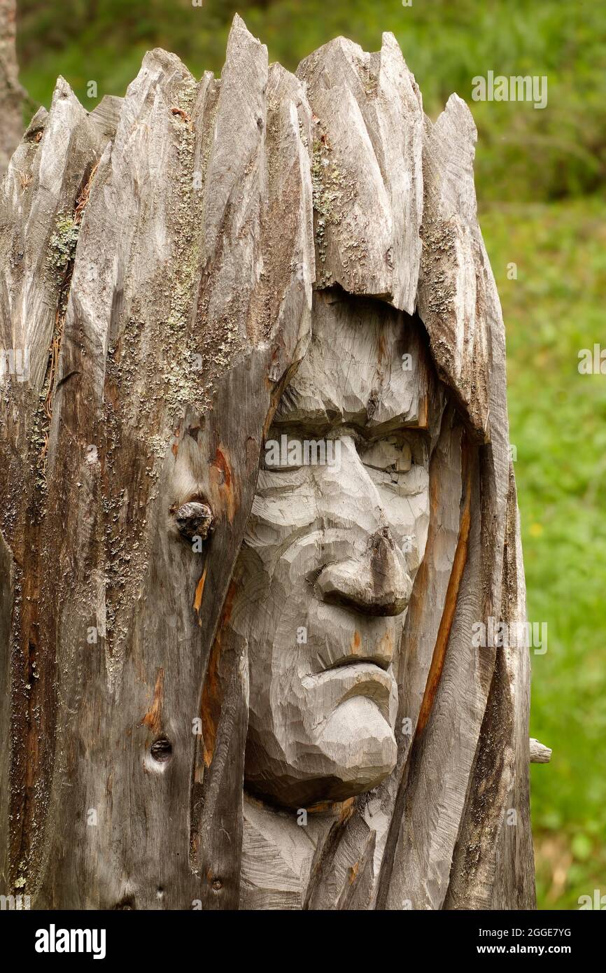 Sculpture en bois de l'artiste Toni Reinstadler de Sulden sur la Wurzelweg, village de montagne de Sulden, Solda, district de la municipalité de Banque D'Images