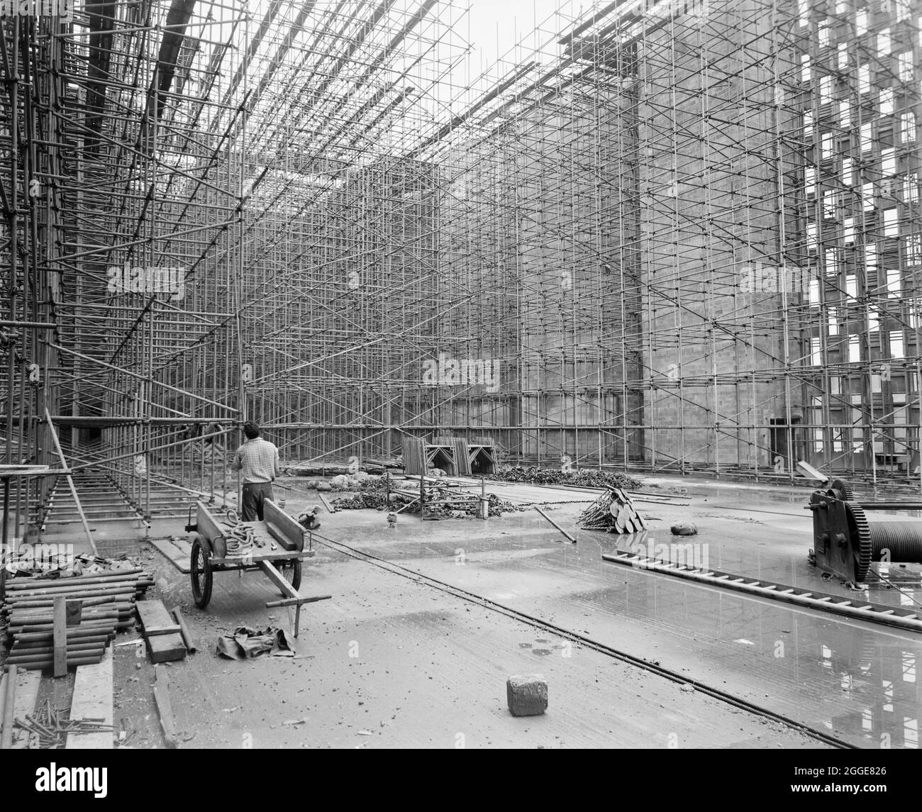 Vue sur le chantier de construction de la cathédrale de Coventry, montrant un échafaudage érigé à l'intérieur du bâtiment. Cette image a été cataloguée dans le cadre du projet Breaking New Ground en partenariat avec la John Laing Charitable Trust en 2019-20. Banque D'Images