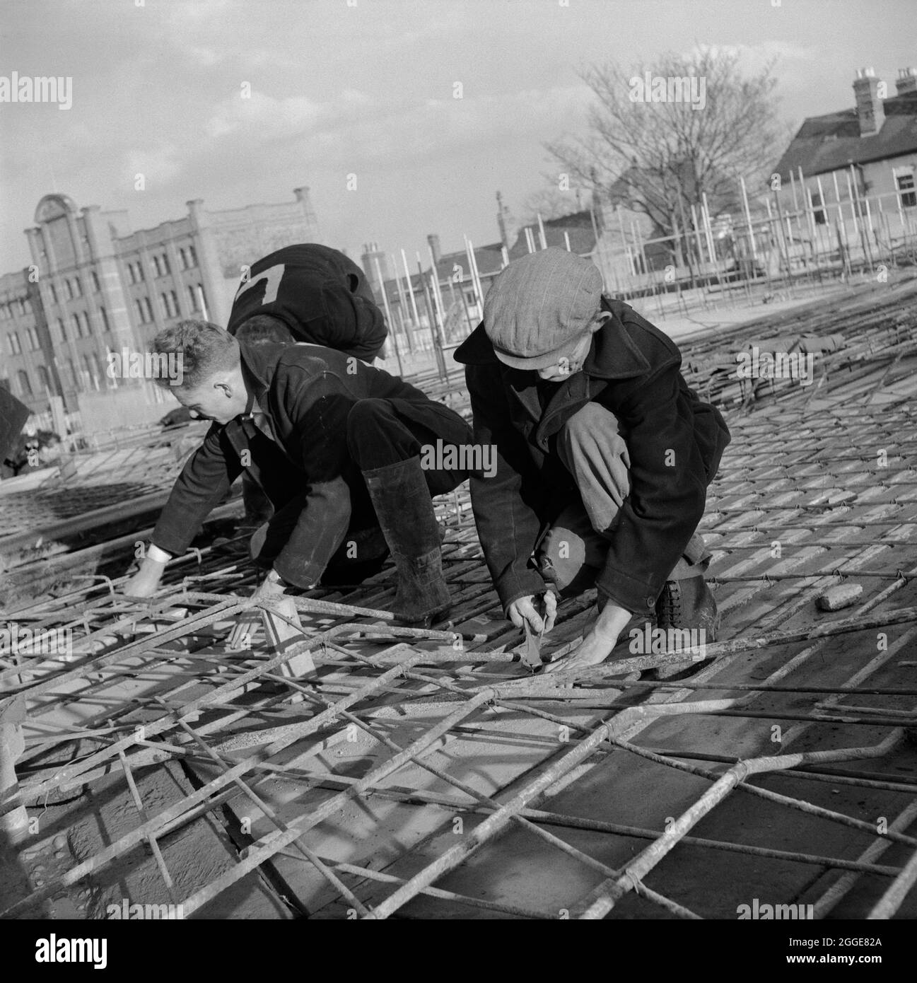 Les ouvriers de Laing fixent des renforts en acier dans le plancher de la nef pendant la construction de la cathédrale de Coventry. Cette image a été cataloguée dans le cadre du projet Breaking New Ground en partenariat avec la John Laing Charitable Trust en 2019-20. Banque D'Images