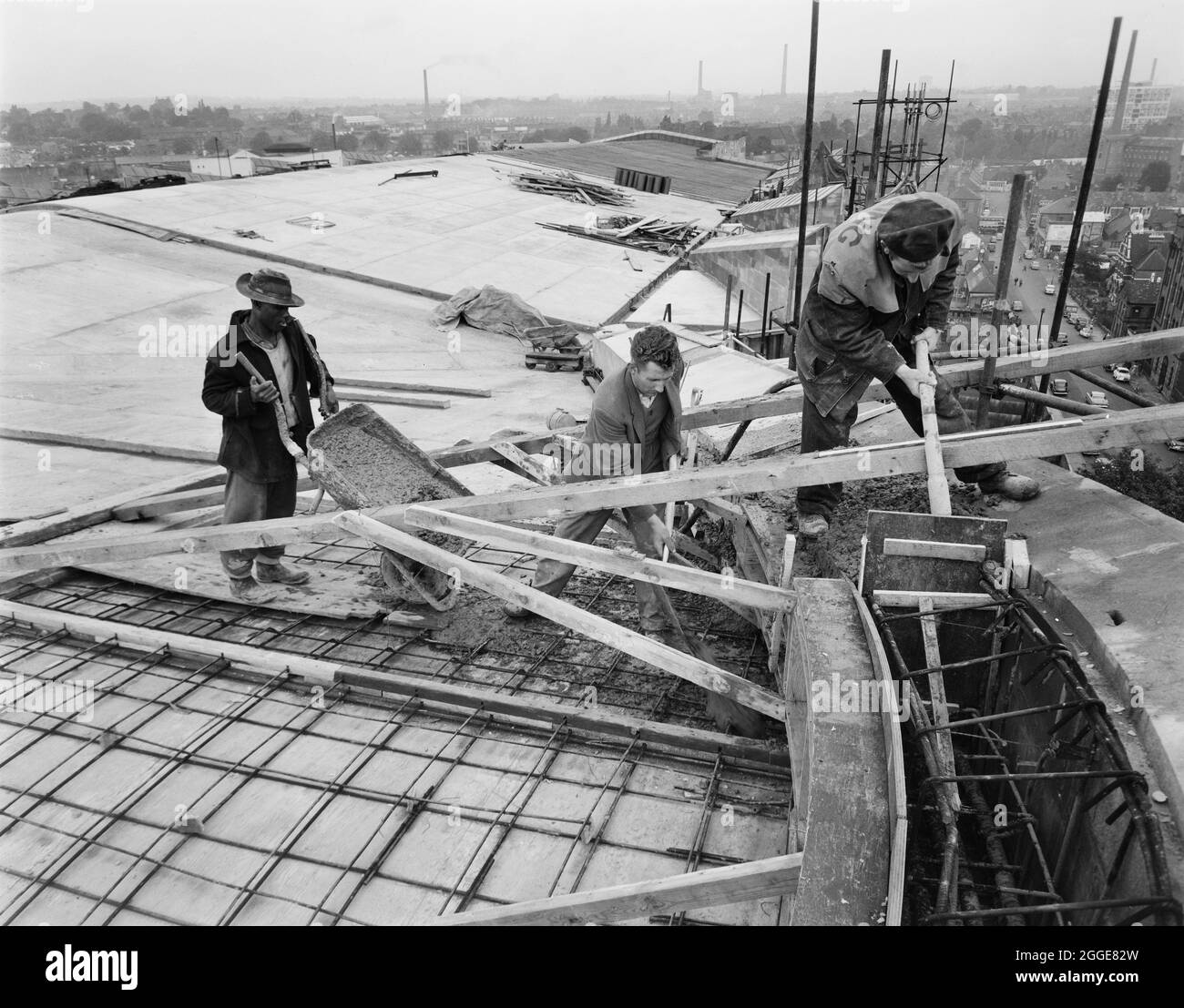 Une équipe de constructeurs de Laing concrétisant une partie du toit de la cathédrale de Coventry pendant sa construction. Cette image a été cataloguée dans le cadre du projet Breaking New Ground en partenariat avec la John Laing Charitable Trust en 2019-20. Banque D'Images