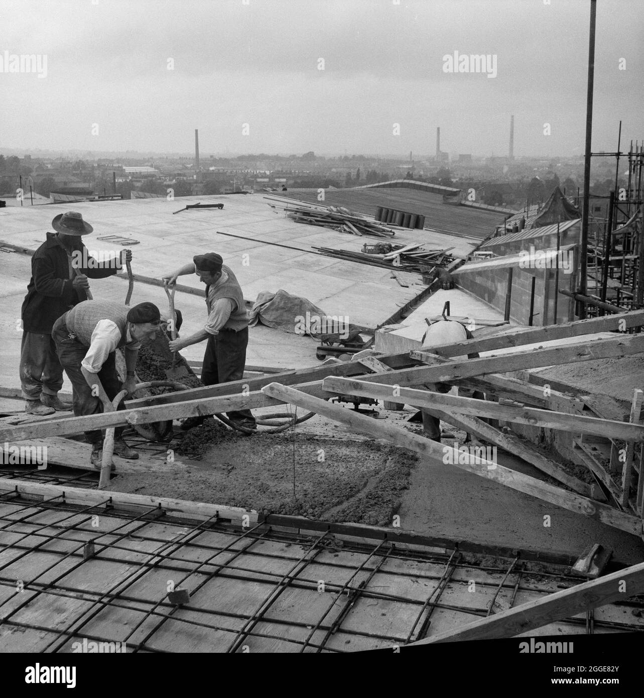 Une équipe de constructeurs de Laing concrétisant une partie du toit de la cathédrale de Coventry pendant sa construction. Cette image a été cataloguée dans le cadre du projet Breaking New Ground en partenariat avec la John Laing Charitable Trust en 2019-20. Banque D'Images