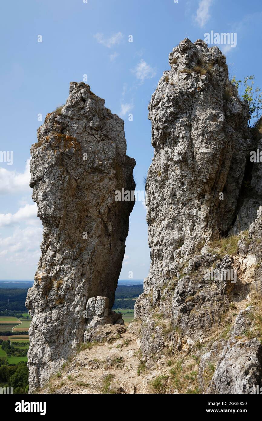 Roche, géotope Steinerne Frau à la limite ouest du mont Ehrenbuerg, Walberla 513, 9m, Jura franconien, Alpes franconiennes, Franconien Banque D'Images