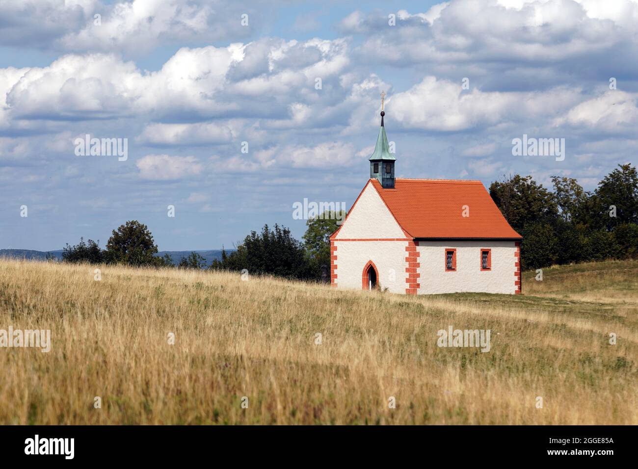 Prairie sèche, chapelle Saint-Walpurgis au sommet du sud Walberla 513, 9m, montagne Ehrenbuerg avec Jura franconien, Alpes franconiennes, Franconie Banque D'Images