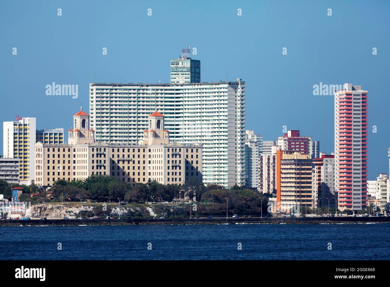 Entrée du port, route du bord de mer de Malecon, Hotel Nacional de Cuba sur la gauche, immeubles résidentiels en hauteur derrière, capitale de la Havane, la Havane Banque D'Images