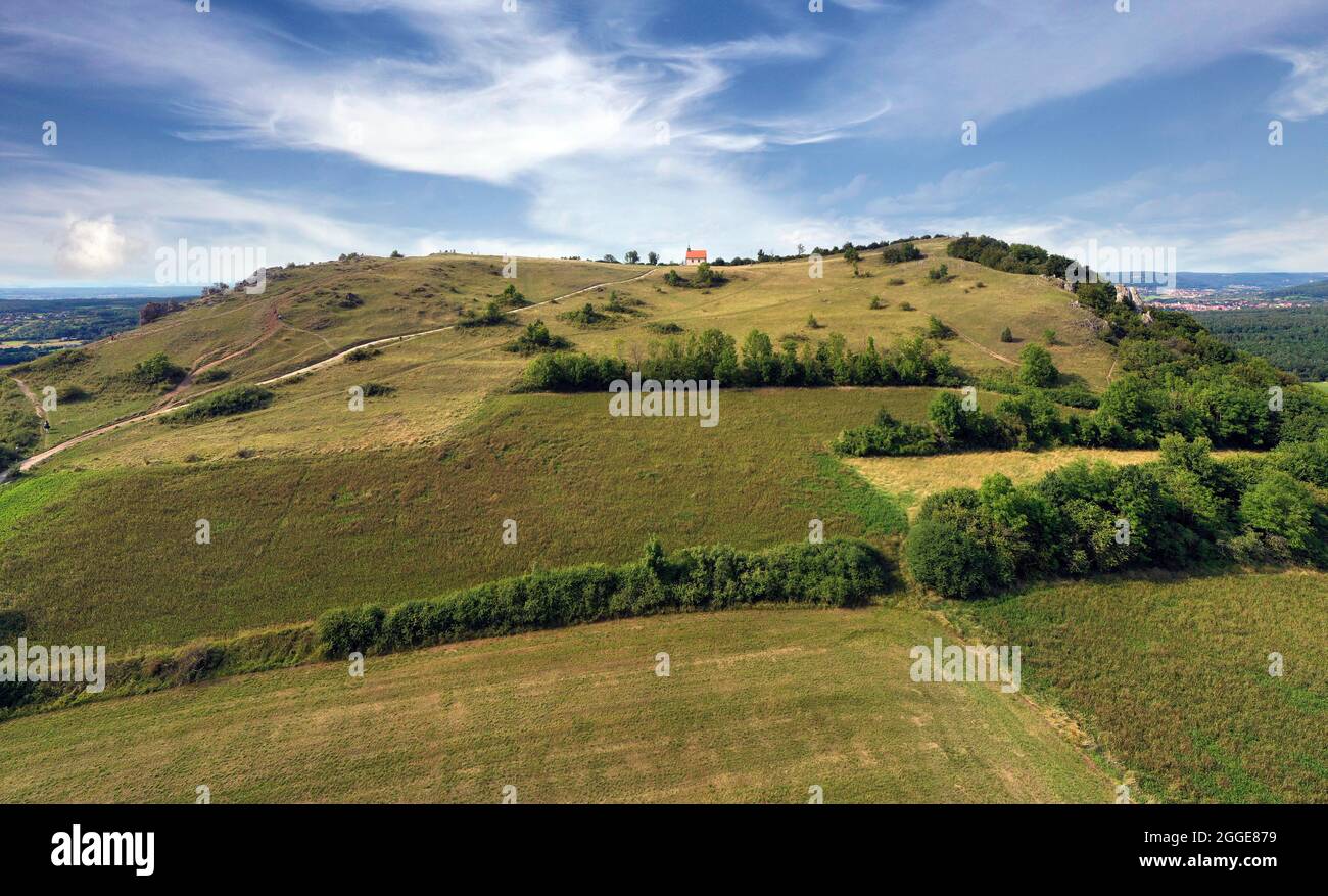 Sommet nord Walberla 513, à 9 m du sud, chapelle Saint-Walburgiss, Mont Ehrenbuerg, Jura franconien, Alpes franconiennes, Suisse franconienne-Veldenstein Banque D'Images