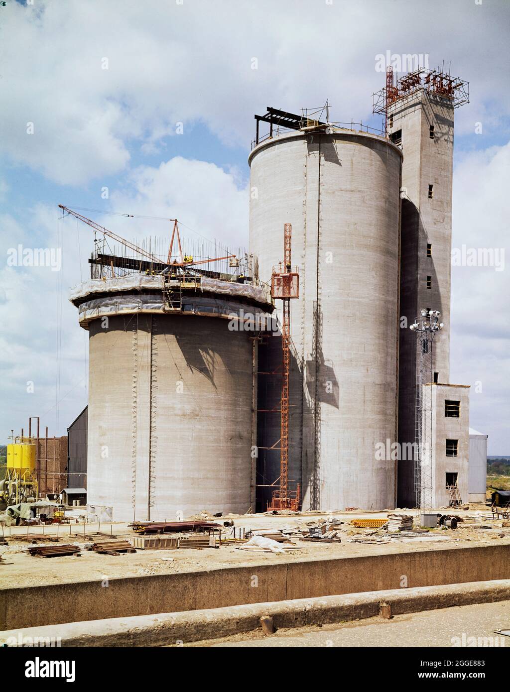 La tour de l'ascenseur et deux silos à sucre pendant la construction à l'usine de betteraves à sucre de Bury St Edmunds. Une usine de sucre a commencé à fonctionner à Bury St Edmunds en 1924. En 1972, Laing a obtenu le contrat de construction de quatre silos à sucre et d'une nouvelle usine de manutention de betteraves pour la British Sugar Corporation à Bury St Edmunds. Les nouveaux silos ont fait de cette usine la plus grande du genre en Europe. La période de construction initiale du projet a été réduite d'un tiers en raison de la nécessité de conserver l'entreposage et l'accès aux silos et à l'usine pendant la campagne de la betterave à sucre, qui s'est déroulée entre septembre et février. Nouvelle méthode Banque D'Images