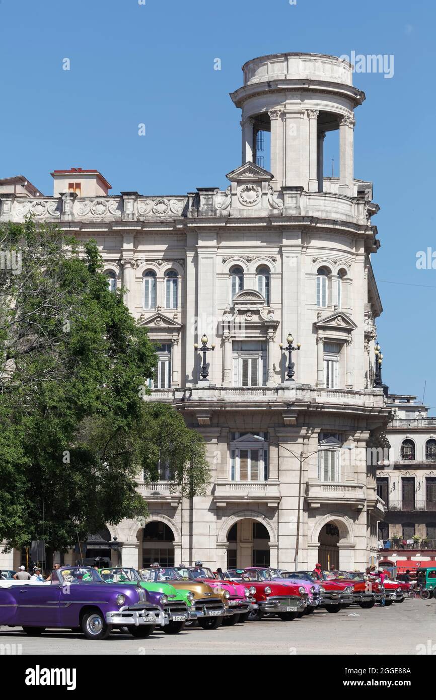 Oldtimer, taxis de l'avant dans une rangée, vieille ville, capitale de la Havane, province de la Havane, grandes Antilles, Caraïbes, Cuba Banque D'Images