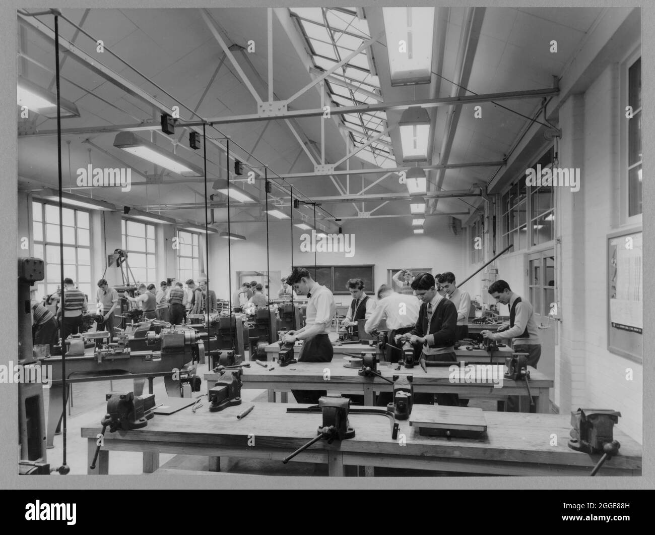 Une classe de jeunes hommes dans un atelier d'ingénierie au Collège technique de Carlisle. Le Carlisle Technical College a été construit entre 1951-1953 et a été officiellement ouvert le 18 février 1954. Le bâtiment avait de l'espace pour 1500 étudiants fournissant des installations pour les arts et les sciences, y compris des laboratoires, des ateliers pour le génie automobile, mécanique et électrique, textile, travail du bois, bâtiment et les sciences pures. L'avant de l'immeuble faisait face au sud et les ateliers, les laboratoires et l'entrée principale étaient sur le côté nord de l'immeuble. Banque D'Images