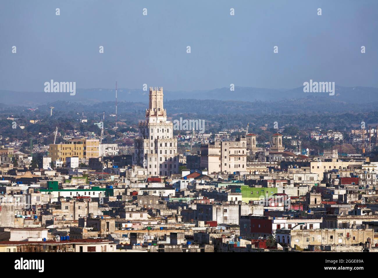 Vue sur mer de maisons avec tour de la compagnie de téléphone cubaine, Empresa de Telecomonicaciones de Cuba S.A., capitale de la Havane, province de la Havane Banque D'Images