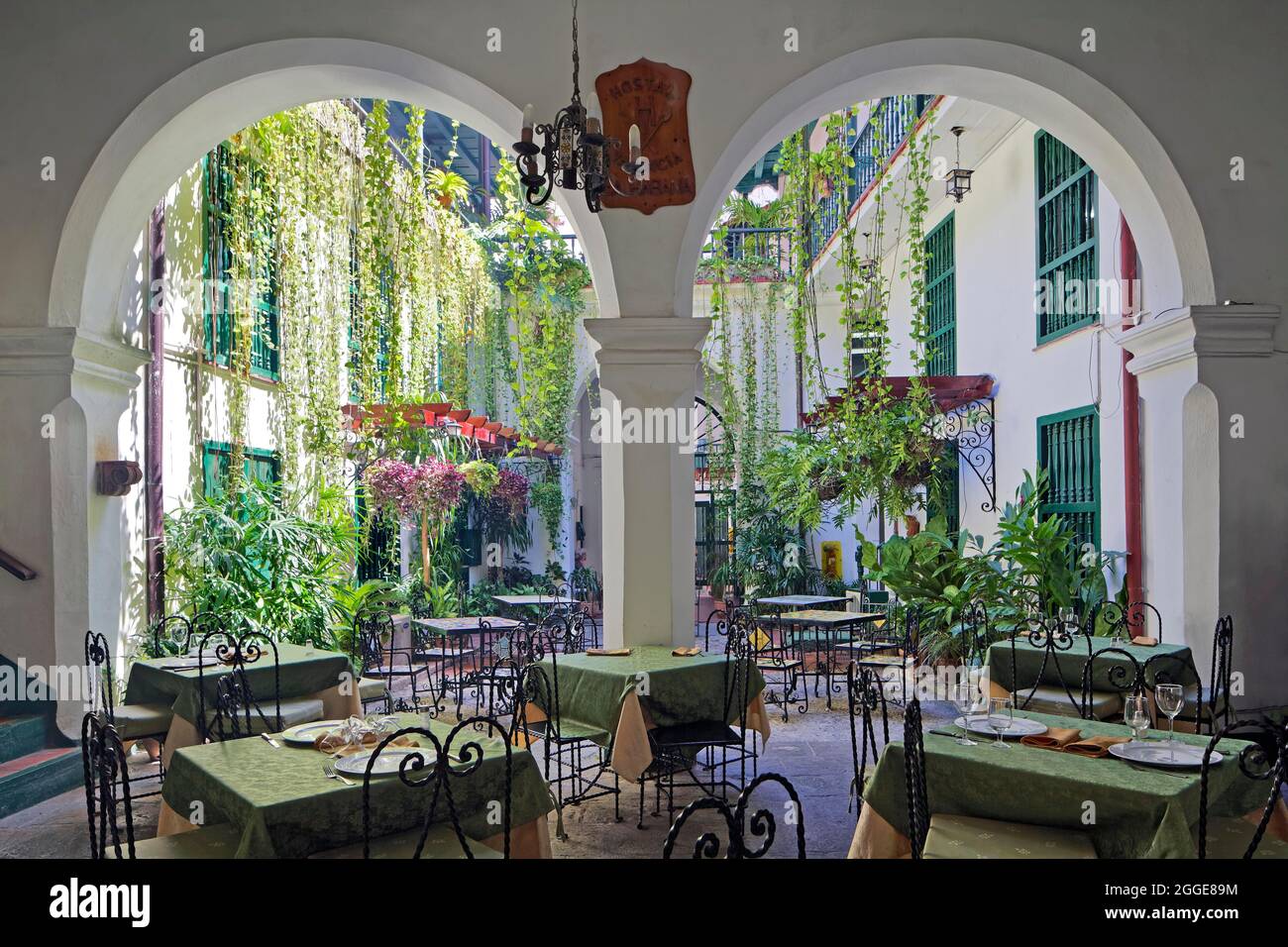 Restaurant, ancien, rénové, cour, pittoresque, Verdoyant, vieille ville, capitale de la Havane, province de la Havane, grandes Antilles, Caraïbes, Cuba Banque D'Images