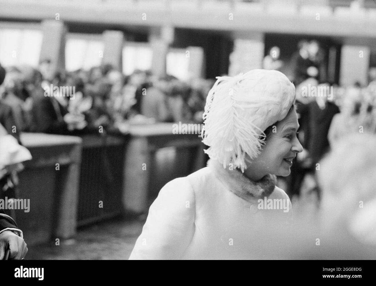 Un portrait de la reine Elizabeth II sur le site de Barbican le jour de son anniversaire de mariage d'argent, lors d'une visite pour dévoiler la pierre de fondation du nouveau Centre des arts. La reine Elizabeth II et des membres de la famille royale, dont le prince Philip, le prince Charles et la princesse Anne, ont visité le site de Barbican le 20 novembre 1972. Cette date était l'anniversaire de mariage de la reine Elizabeth II et du prince Philip. Au cours de la visite, la Reine a dévoilé la pierre de fondation du nouveau Centre des arts, qui se jette dans ce qui deviendrait la principale approche piétonne du centre. Banque D'Images