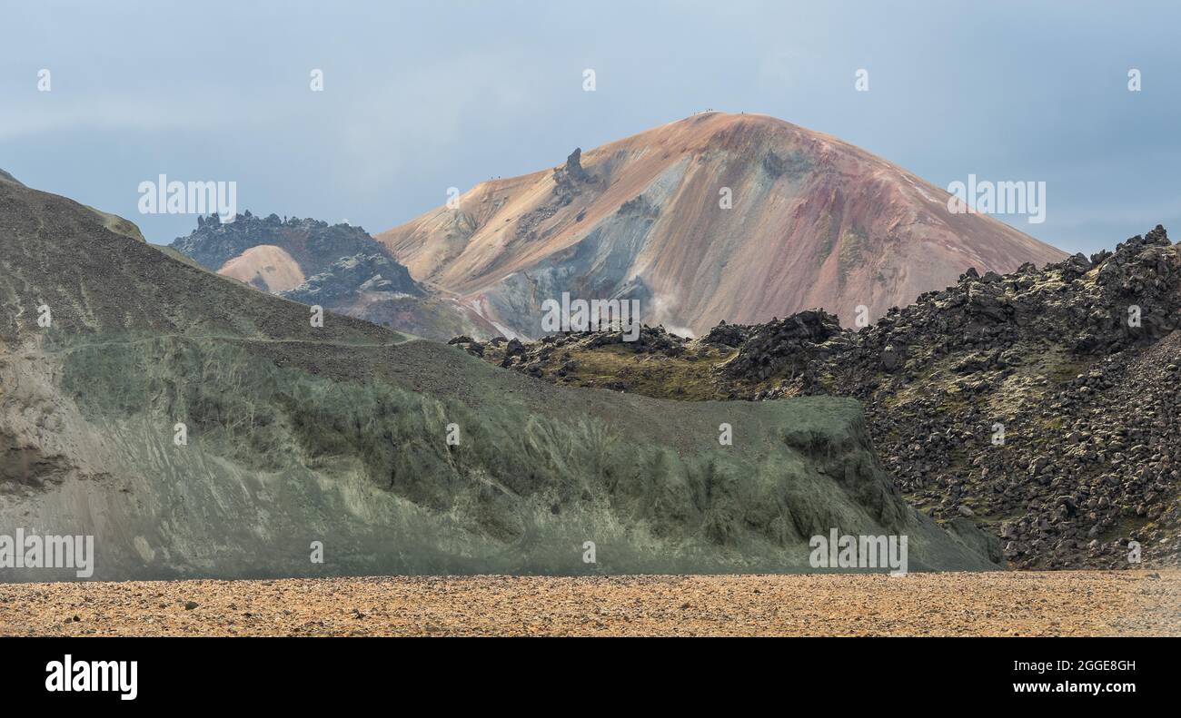 Burnisteinsalda et champ de lave Laugahraun, montagnes Rhyolite, zone haute température, Landmannalaugar, Highlands, Islande Banque D'Images