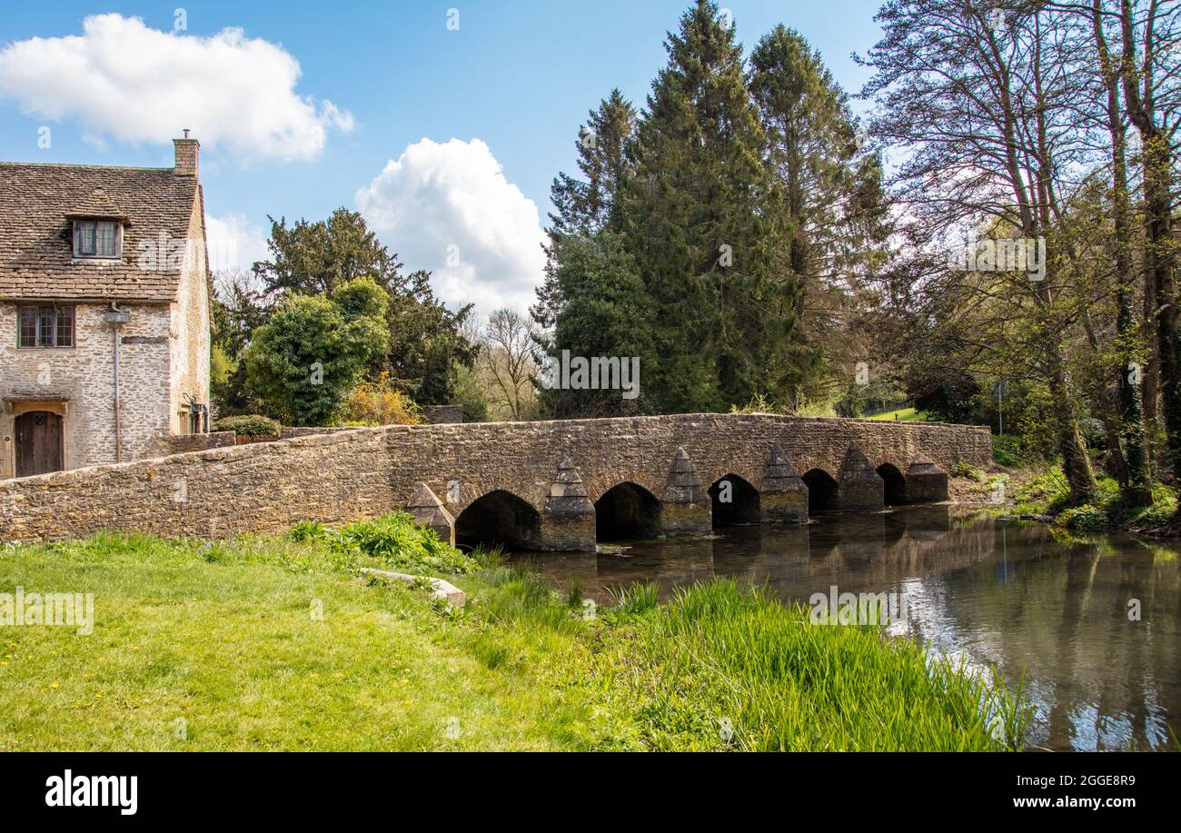 Pont du XVIe siècle au-dessus de la rivière Avon (branche de Sherston) à Easton Gray, un petit village dans le nord du Wiltshire, Angleterre, Royaume-Uni Banque D'Images