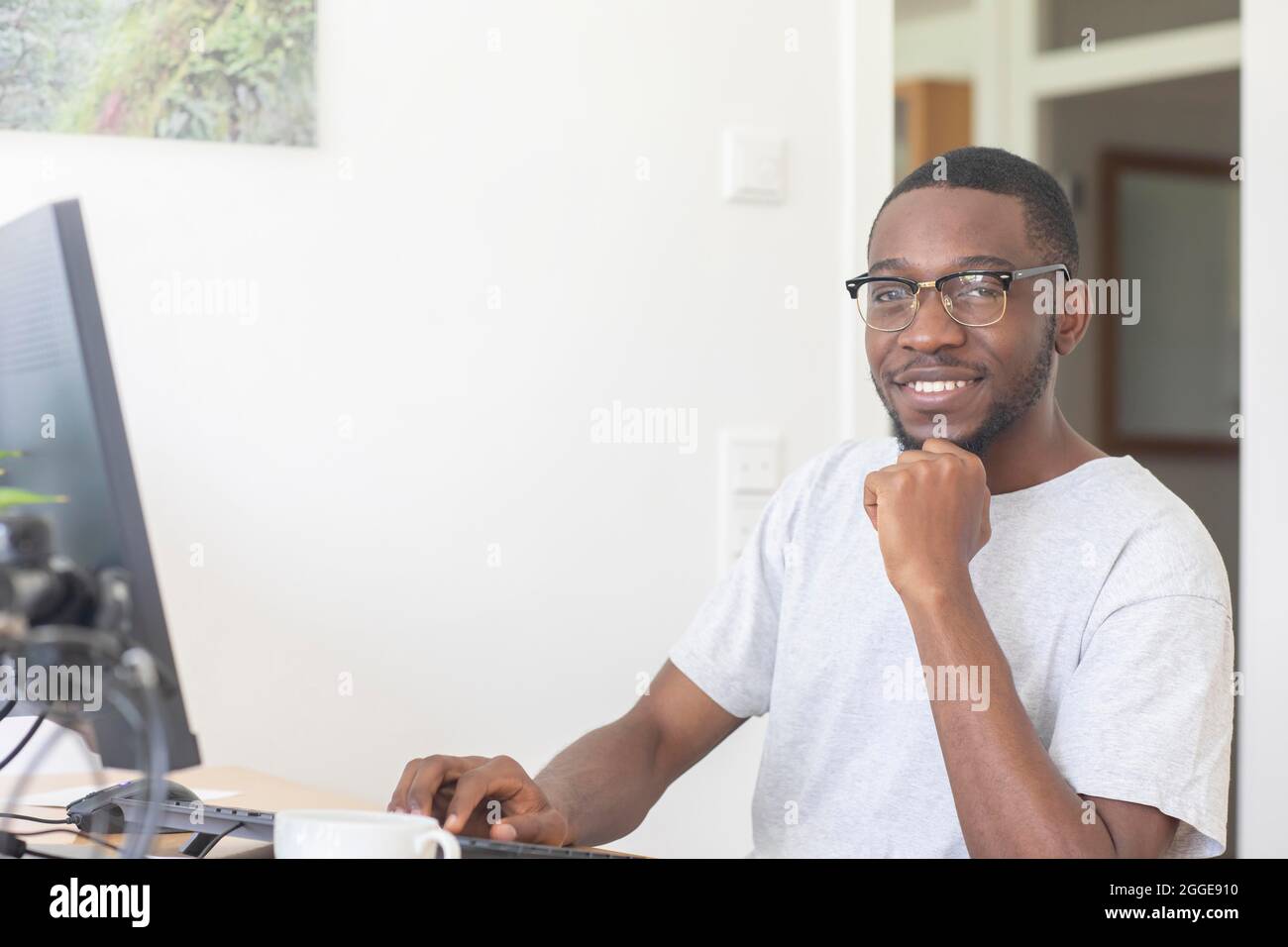 Jeune homme noir travaillant à un bureau à Fribourg, Bade-Wurtemberg, Allemagne Banque D'Images
