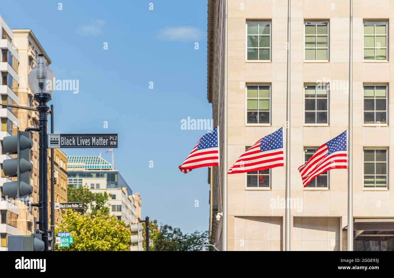 Washington, DC, États-Unis - 14 août 2021 : panneau de rue à la place Black Lives Matter nouvellement désignée, avec des drapeaux américains. Banque D'Images