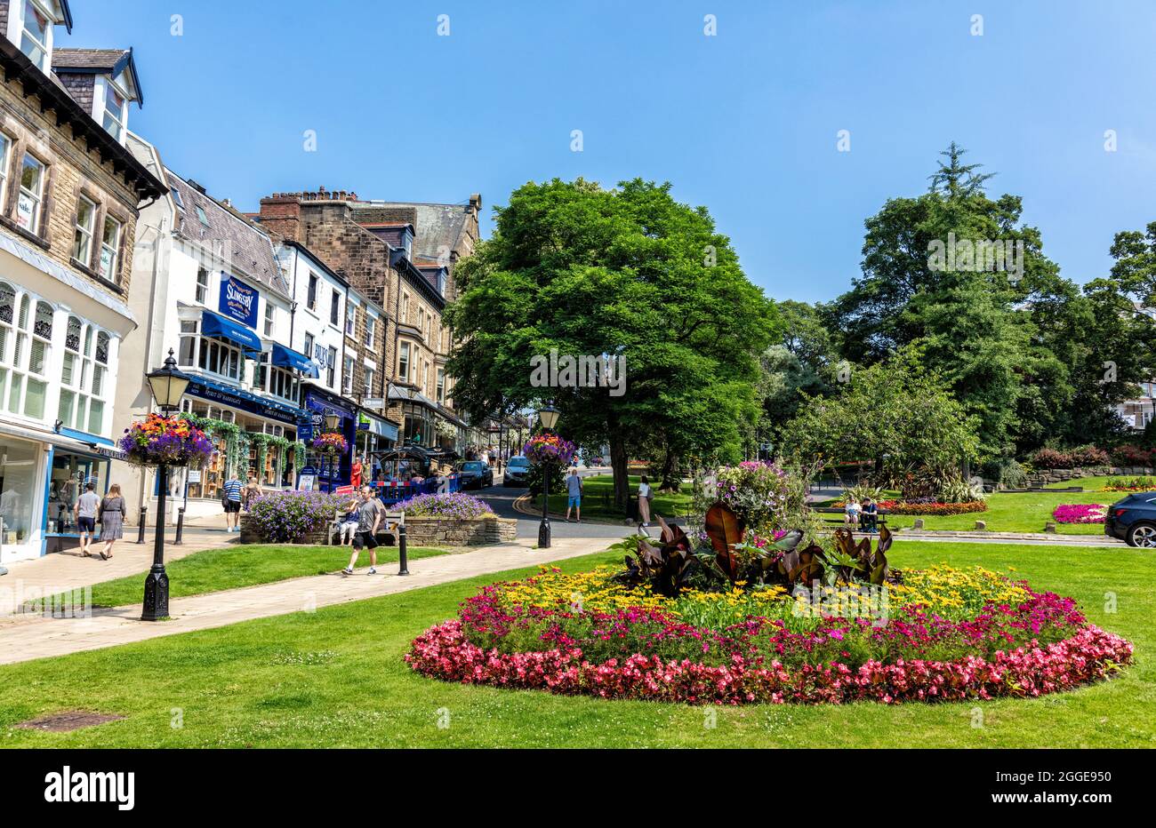 Après l'éclusage des foules appréciant le soleil dans le quartier de Montpellier à Harrogate, dans le North Yorkshire, Angleterre Royaume-Uni Banque D'Images