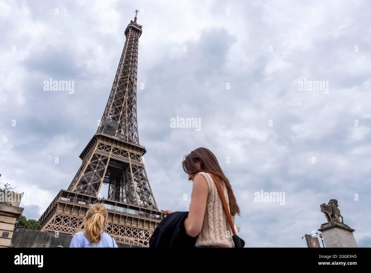 Deux touristes à la Tour Eiffel, Paris, Ile-de-France, France Banque D'Images