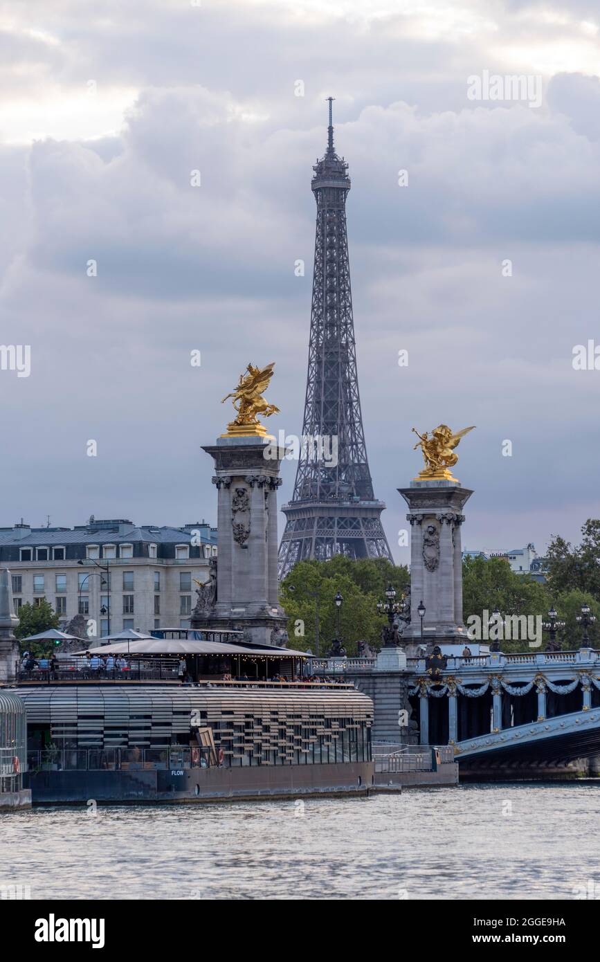 Pont Alexandre III Pont sur la Seine, avec la Tour Eiffel derrière, Paris, Ile-de-France, France Banque D'Images