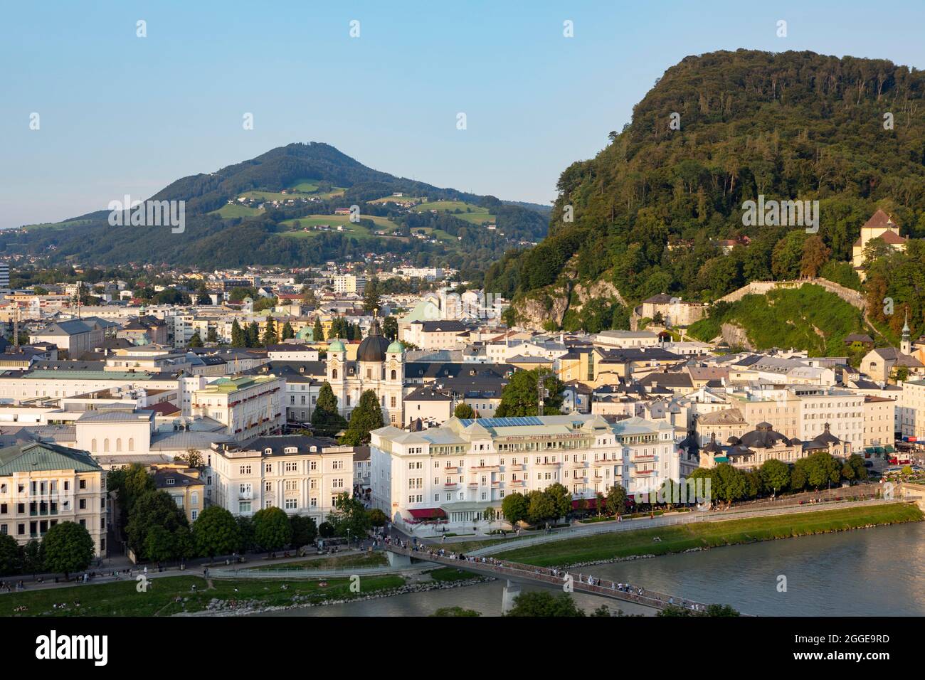 Vue de Moenchsberg à l'église de la Sainte Trinité et la Salzach, Salzbourg, Land Salzbourg, Autriche Banque D'Images