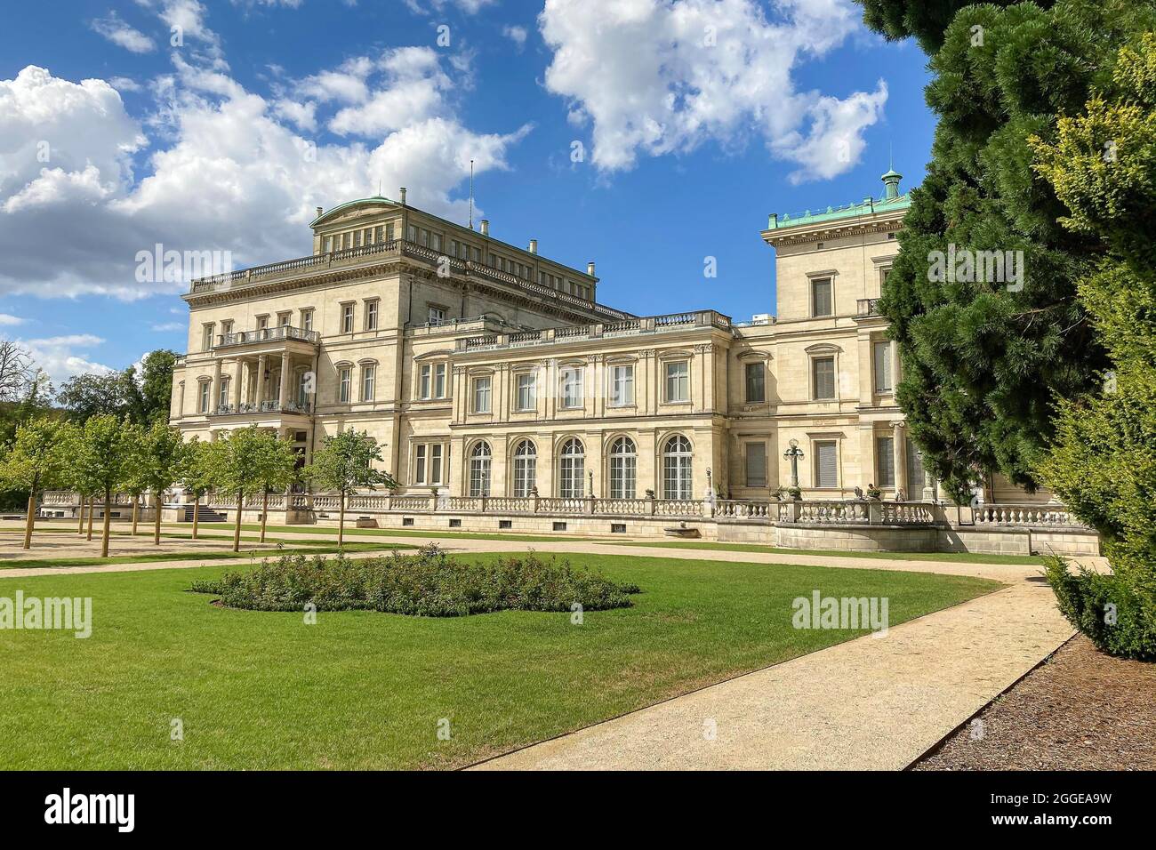 Villa Huegel, façade face au jardin de l'ancienne maison de la famille Krupp des industriels, Essen, région de la Ruhr, Rhénanie-du-Nord-Westphalie, Allemagne Banque D'Images